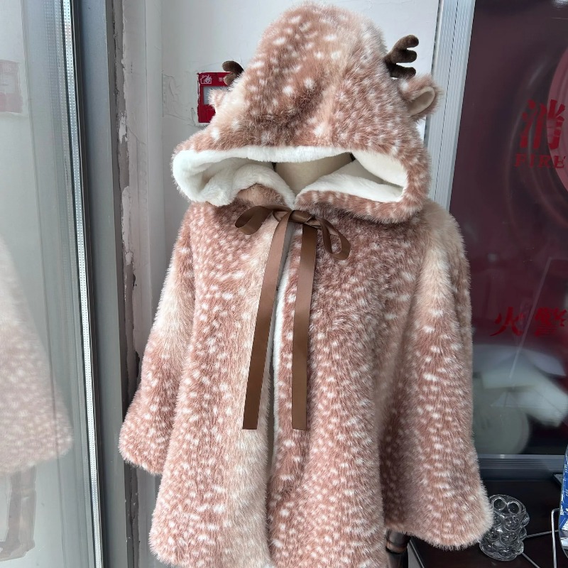 Mantello natalizio a pois con  - Winter Clothing Essentials recensione e prezzo